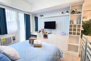 Televisyen dan/atau pusat hiburan di Relaxing and Peaceful Pet-friendly Studio with Pool and City View balcony, Netflix, 90s Boardgames & Karaoke