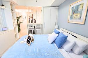 Katil atau katil-katil dalam bilik di Relaxing and Peaceful Pet-friendly Studio with Pool and City View balcony, Netflix, 90s Boardgames & Karaoke