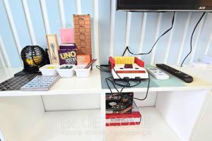 Televisyen dan/atau pusat hiburan di Relaxing and Peaceful Pet-friendly Studio with Pool and City View balcony, Netflix, 90s Boardgames & Karaoke