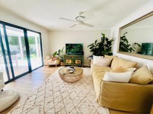 TV a/nebo společenská místnost v ubytování LUXE Tropical oasis, magnesium pool, 4bed