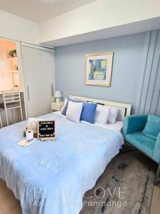 Katil atau katil-katil dalam bilik di Relaxing and Peaceful Pet-friendly Studio with Pool and City View balcony, Netflix, 90s Boardgames & Karaoke