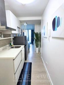 Dapur atau dapur kecil di Relaxing and Peaceful Pet-friendly Studio with Pool and City View balcony, Netflix, 90s Boardgames & Karaoke