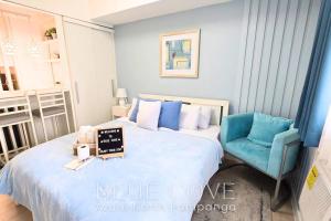 Katil atau katil-katil dalam bilik di Relaxing and Peaceful Pet-friendly Studio with Pool and City View balcony, Netflix, 90s Boardgames & Karaoke