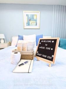 Katil atau katil-katil dalam bilik di Relaxing and Peaceful Pet-friendly Studio with Pool and City View balcony, Netflix, 90s Boardgames & Karaoke