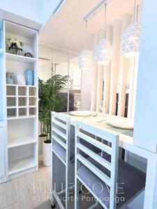 Dapur atau dapur kecil di Relaxing and Peaceful Pet-friendly Studio with Pool and City View balcony, Netflix, 90s Boardgames & Karaoke