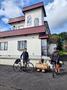 在Guest House ODAITO NEST内部或周边骑自行车