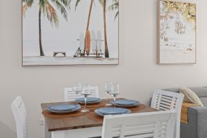 una sala da pranzo con un tavolo con piatti e bicchieri da vino di Sawtell Beach Ocean Sands 3 - Opposite Main Beach and short stroll to Coffee Shops and Restaurants! a Sawtell