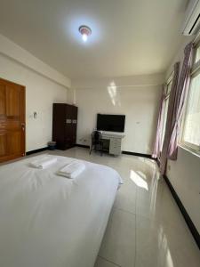 Televisyen dan/atau pusat hiburan di 依藍2館