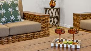 ein Wohnzimmer mit einem Sofa und einem Tablett mit Obst in der Unterkunft Convent Cove - Penthouse with views over Convent in Yamba + 16 Fotos