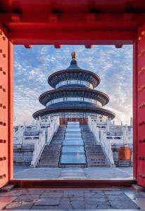 Bazén v ubytování East Sacred Hotel - very close to the Drum tower And Nanluoguxiang Houhai Bar Very close to the bird's nest water cube nebo v jeho okolí