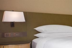 Ліжко або ліжка в номері Sheraton Hong Kong Tung Chung Hotel