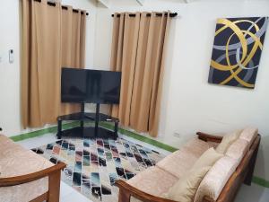 TV a/nebo společenská místnost v ubytování Belleview Cozy Cottage