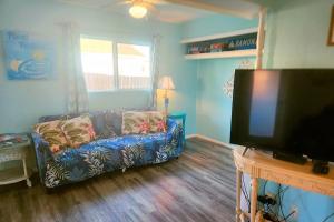 Μια τηλεόραση ή/και κέντρο ψυχαγωγίας στο Short walk to beach 4 br 2 bath restored 1935 home