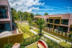 ein Boot, das auf einem Zaun vor einigen Gebäuden liegt in der Unterkunft Enjoy Samui Residence in Bangrak Beach