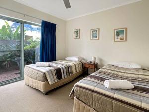 Rúm í herbergi á Unit 3 - Avoca Palms Resort