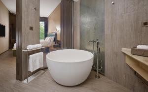 Bilik mandi di WM Hotel Hong Kong, Vignette Collection