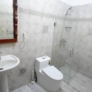 Un baño con ducha, inodoro y lavabo. en Juan Dolio,Beach, Pool, 40"TV , Optic Internet, Relax, en Villas del Mar