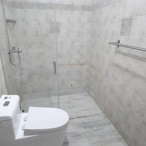 Un baño con inodoro y ducha de cristal. en Juan Dolio,Beach, Pool, 40"TV , Optic Internet, Relax, en Villas del Mar 17 fotos más