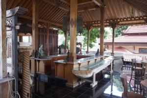 Großes Zimmer mit Badewanne in einem Gebäude in der Unterkunft Rumah Pesik Art & Heritage Hotel in Gondowulung + 17 Fotos