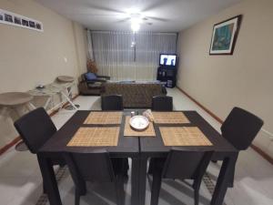 a dining table and chairs in a living room at AAMPLIO y ACOGEDOR APARTAMENTO EN PLENO CENTRO DE IBAGUÉ in Ibagué