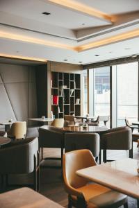 Зона вітальні в Sheraton Hong Kong Tung Chung Hotel