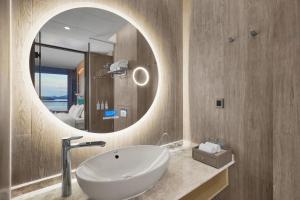 Bilik mandi di WM Hotel Hong Kong, Vignette Collection