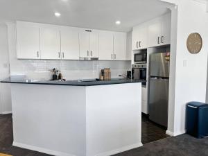 Kitchen o kitchenette sa Unit 5 - Avoca Palms Resort - 3 bedroom apartment