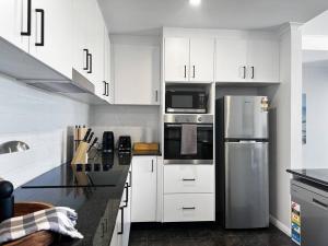 Kitchen o kitchenette sa Unit 5 - Avoca Palms Resort - 3 bedroom apartment