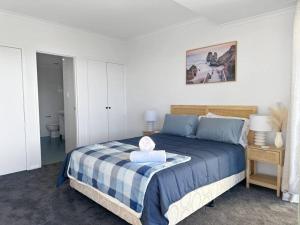 Kama o mga kama sa kuwarto sa Unit 5 - Avoca Palms Resort - 3 bedroom apartment