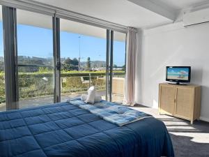 Kama o mga kama sa kuwarto sa Unit 5 - Avoca Palms Resort - 3 bedroom apartment