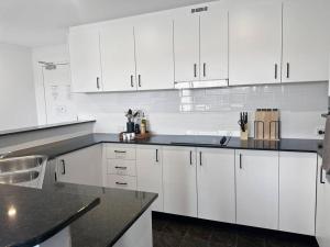 Kitchen o kitchenette sa Unit 5 - Avoca Palms Resort - 3 bedroom apartment