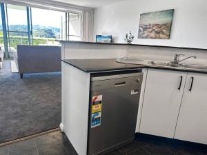 Kitchen o kitchenette sa Unit 5 - Avoca Palms Resort - 3 bedroom apartment
