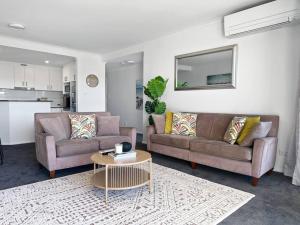 Seating area sa Unit 5 - Avoca Palms Resort - 3 bedroom apartment