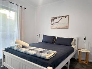 Kama o mga kama sa kuwarto sa Unit 5 - Avoca Palms Resort - 3 bedroom apartment