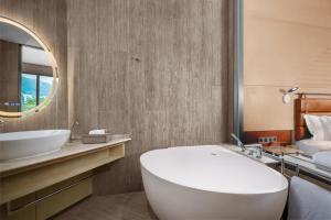 Bilik mandi di WM Hotel Hong Kong, Vignette Collection