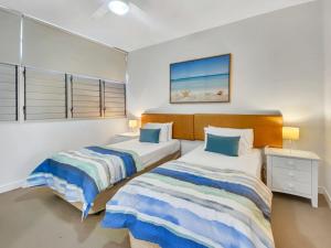 Nelly Bayにある1 Bright Point Apartment 2204の窓が2つある部屋にベッドが2つある