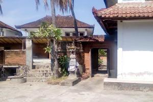 a house with a statue in front of it at Guest House Surya Ayu Permai Buleleng Mitra RedDoorz in Panji
