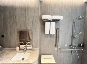 Bilik mandi di WM Hotel Hong Kong, Vignette Collection