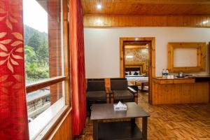 Η κουζίνα ή μικρή κουζίνα στο Hotel Cherry Manali