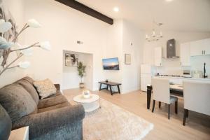 Køkken eller tekøkken på 2 TVs - Vaulted Ceiling - Private Kitchen & Entrance