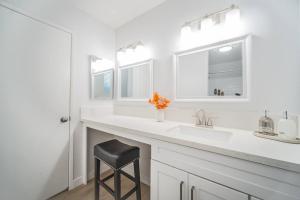 Billede fra billedgalleriet på 2 TVs - Vaulted Ceiling - Private Kitchen & Entrance i Walnut + 37 billeder