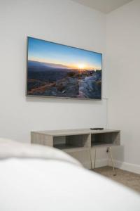 Et tv og/eller underholdning på 2 TVs - Vaulted Ceiling - Private Kitchen & Entrance