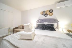 En eller flere senge i et værelse på 2 TVs - Vaulted Ceiling - Private Kitchen & Entrance