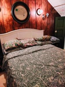 a bedroom with a bed and a mirror on the wall at Viinikan Tähti lemmikkiystävällinen kotimajoitus in Tampere