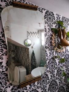 a bathroom with a mirror and a sink and a toilet at Viinikan Tähti lemmikkiystävällinen kotimajoitus in Tampere +111 photos