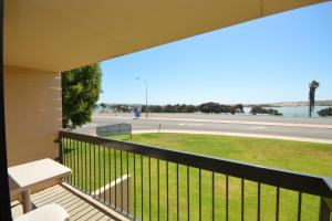 einen Balkon mit einem Tisch und Straßenblick in der Unterkunft Riverview Holiday Apartment 25 - Kalbarri, WA in Kalbarri