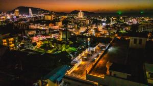 Nespecifikovaný výhled na destinaci Pláž Patong nebo výhled na město při pohledu z hotelu + 43 fotografií