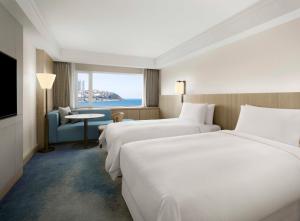 Postel nebo postele na pokoji v ubytování The Westin Josun Busan