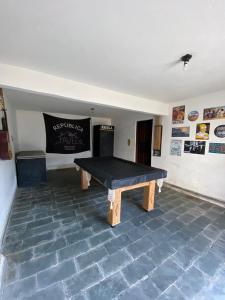 una mesa de ping pong en medio de una habitación en República Favela, en Ouro Preto