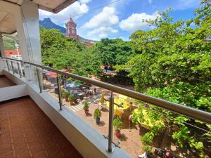 un balcone con vista sulla città di Hotel El Mirador a San Carlos